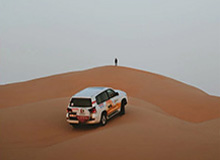 很沮丧！东契奇左腿筋不适回更衣室时 怒踢场边广告牌