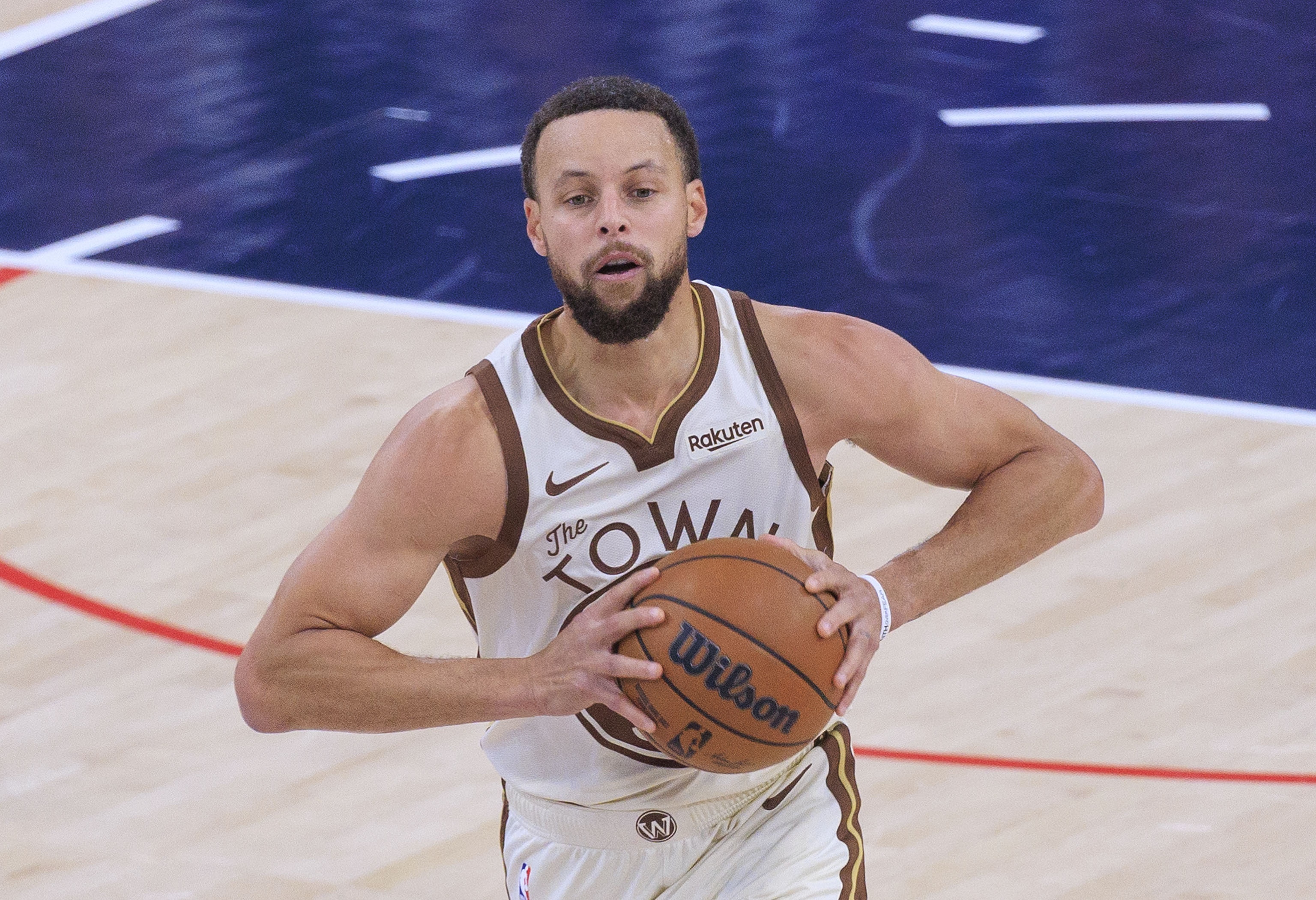 迪文：水花的自律超乎想象 赛季第一天没人比库里的体型更好