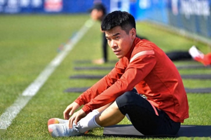 星空体育下载-意外！他可能成大连英博本赛季首位主力难保的功勋球员，引发热议|宋岳|李昂|中卫|保级|于根伟_新浪体育_新浪新闻