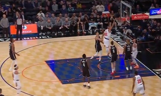 星空体育APP-这球挺硬！唐斯篮下扛开克洛尼 旱地拔葱单臂暴扣！