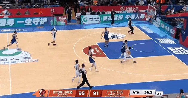 胡明轩快攻造成段昂君5犯离场，两罚全中后35秒仅差青岛2分